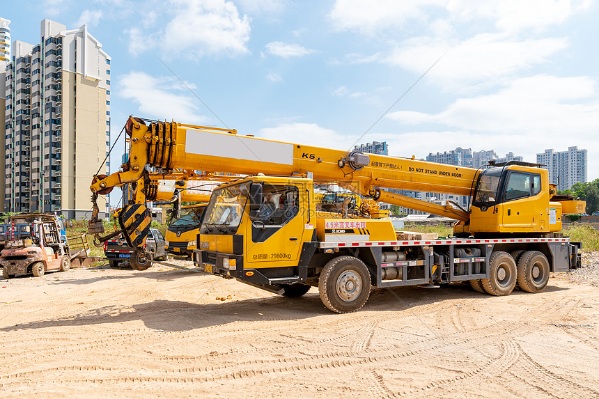 重型吊车 工业巨兽的震撼影像与安全作业解析